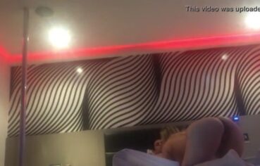 Loira coroa rabuda sentando com vontade no pau grosso no motel