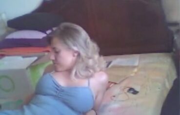 Loira gostosa de Portugal fazendo sexo completo com o namorado