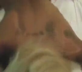 Loira putona chupando e dando a buceta no motel com dois amigos