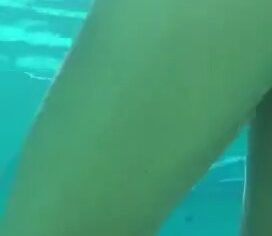 Loira safada chupando gostoso na piscina e mostrando o corpo escultural
