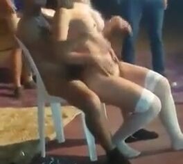Loira stripper rebolando gostoso no pau duro do cara na festa