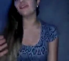 Loirinha santinha chupando com vontade a piroca do ficante enquanto ele grava