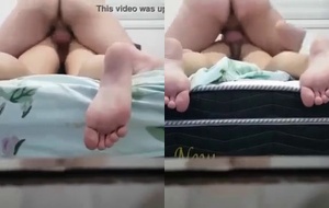 Loirinha universitária peladinha na cama gemendo enquanto malandro mete a rola com força