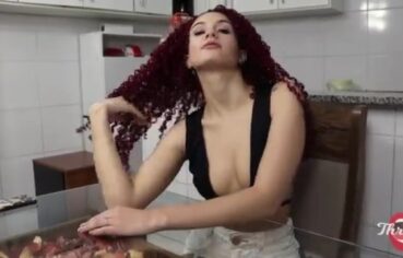 Luara safada chupando o marido da amiga na cozinha até ele gozar