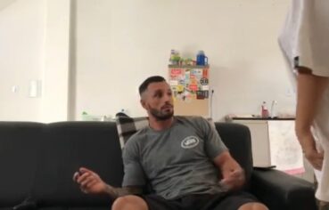 Luna ninfetinha tatuada sentando gostoso na rola do namorado até gemer alto