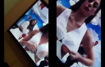 Mari Gonzalez exibindo os peitos de ladinho enquanto goza de prazer