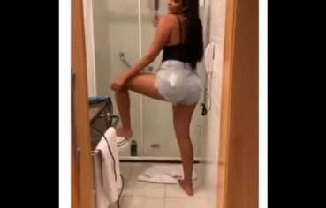 Mc Pocahontas rebolando gostoso no banheiro e gemendo de tesão