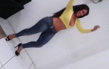 Morena cavala rebolando no funk e mostrando a buceta molhada no vídeo caseiro