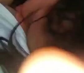Morena de Búzios chupando com tesão a buceta rosada da amiga no quarto