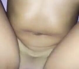 Morena deliciosa cavalgando gostoso no ficante roludo até gozar forte