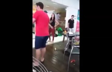 Morena fogosa tirando a roupa no posto e provocando os homens