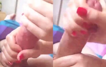 Morena gostosa batendo uma punheta gostosa no namorado até ele gozar muito