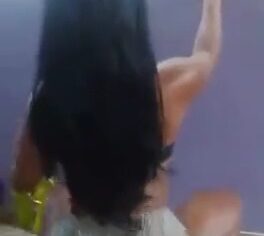Morena gostosa de Salvador rebolando e ficando de quatro enquanto é filmada