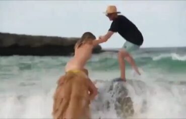 Morena gostosa mostrando o corpo nu no ensaio sensual na praia