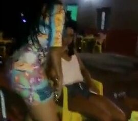 Morena gostosa rebolando forte na cama enquanto amiga filma tudo