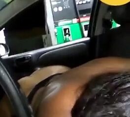 Morena latina chupando piroca no carro enquanto o frentista observa
