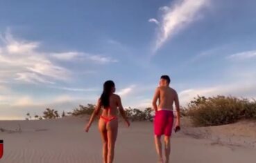 Morena ninfeta cavalgando gostoso nas dunas até gozar gemendo