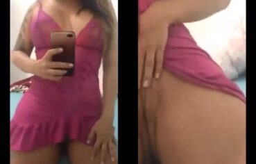 Morena ninfeta exibindo o corpo pelada e quicando no consolo