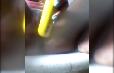 Morena nordestina enfiando talco barla na buceta e gemendo de tesão