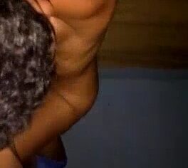 Morena novinha rebolando gostoso no sofá até gozar forte