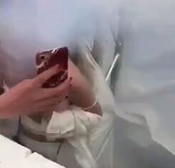 Morena peituda exibindo os peitões na frente do DJ enquanto a fumaça envolve