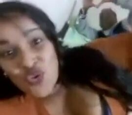 Morena safada mostrando as tetas e se divertindo com o amigo