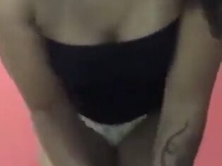 Moreninha baiana rebolando gostoso de calcinha com rabão gigante