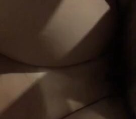 Moreninha gostosa arreganhando a buceta carnuda no sofá até gozar gostoso