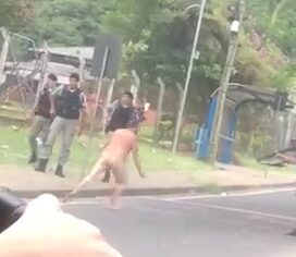 Mulher fogosa rebolando pelada na rua do carnaval e gemendo alto