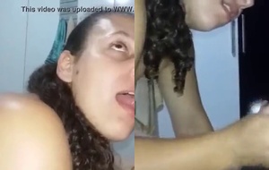 Namorada gostosa chupando com vontade e gemendo enquanto leite escorre da boca