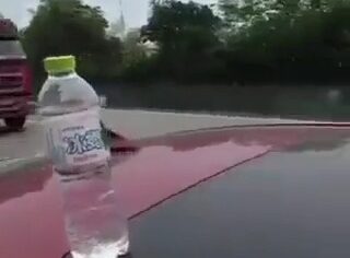 Namorada safada escorada no carro dando uma rapidinha na estrada