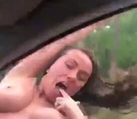 Natalia Borodina fazendo strip no carro e provocando a namorada