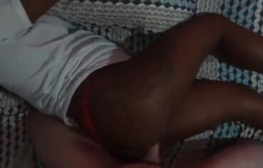 Negra gostosa sendo comida dormindo e levando gozada na cara