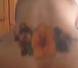 Ninfeta moreninha tatuada chupando com vontade e sentando de costas no pau grosso