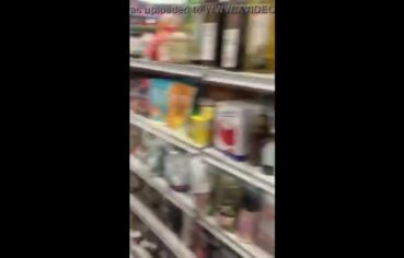 Ninfeta safada mamando escondida na loja de roupas e gravando tudo
