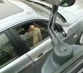 Ninfeta safada se masturbando no carro e flagrada por caminhoneiro