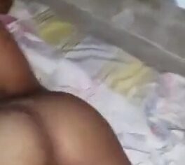 Ninfetinha gostosinha se exibindo e tocando siririca em frente à câmera