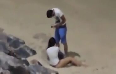 Ninfetinha novinha sentando forte na praia de Belém até gozar
