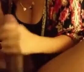 Ninfetinha safada dando para o namorado no banheiro do shopping