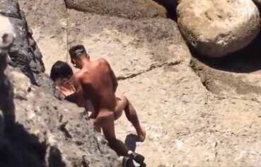 Novinha fogosa dando de quatro na praia deserta após o bloco