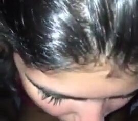 Novinha gatinha mamando com carinho e deixando o malandro louco de tesão