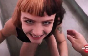 Novinha magrinha chupando gostoso até engolir toda a porra