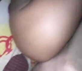 Novinha morena arrebitando o rabo e levando piroca de ladinho
