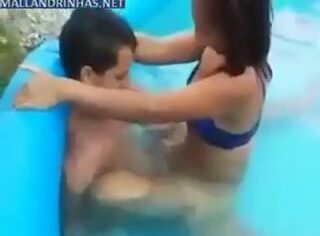 Novinha nordestina dando gostoso na piscina pro tarado dos amigos