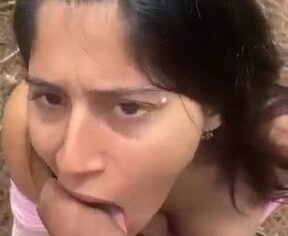 Novinha peituda mamando gostoso no pau do amigo no mato