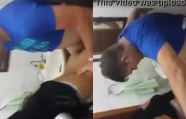 Novinha safada dando pro amigo no banheiro enquanto fala com o corno no celular