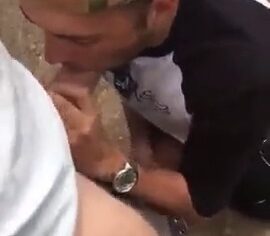 Novinho tarado chupando a rola do primo no mato e gozando gostoso