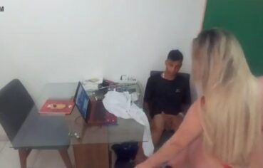 Professora loira dando aula de sexo com aluno novinho no sofá