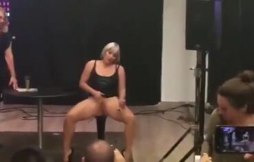 Professora safada ensinando squirt na prática e jorrando gozo feminino