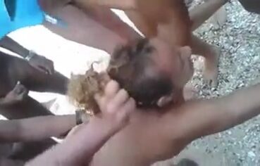 Puta do bairro dando pra vários casados na praia e gemendo alto